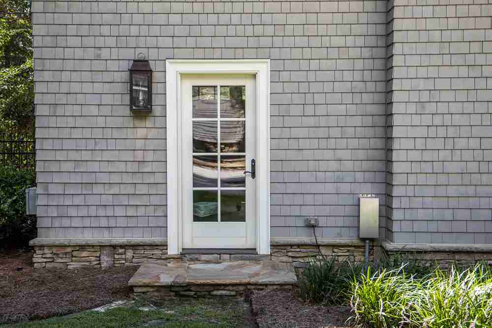 Cape,Cod,Style,Home,With,White,Wood,Door,At,Back